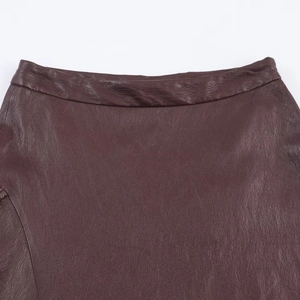 Gonna midi alla moda in pelle marrone scuro con cintura a vita alta e trama spessa