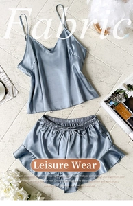 Détail d'un pyjama en satin bleu-gris avec caraco à col en V et short à volants