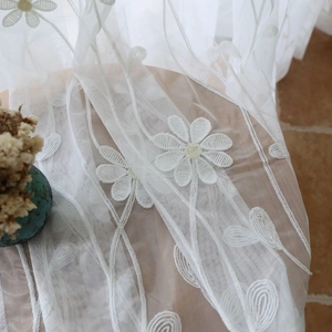 Élégant rideau en maille blanche avec broderie marguerite complexe pour décor vintage