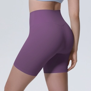 Gros plan sur le short de yoga violet taille haute avec effet galbant fessier