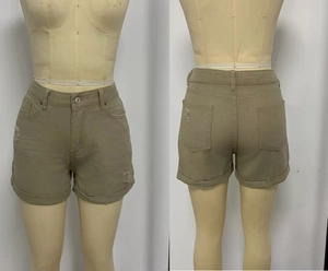 Dettaglio fronte e retro di pantaloncini di denim oliva a vita alta con strappi