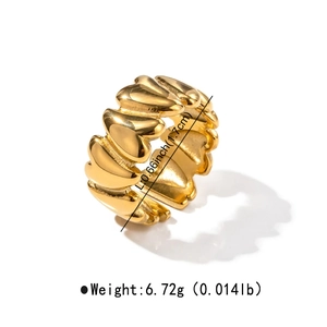Detail shot of heart-shaped gold ring with dimensions 1.7cm and weight 6.72g