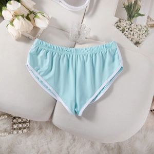 Flachbild-Detail von hellblauen Sportshorts mit weißem Saum und ästhetischer Blumendeko