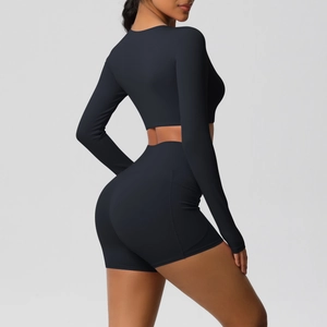 Detail van de zwarte yoga shorts met hoge taille en zijzak voor een mobiele telefoon