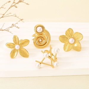 Schickes vergoldetes Blumenring-Set mit Perlen und abstrakten geometrischen Spiralen