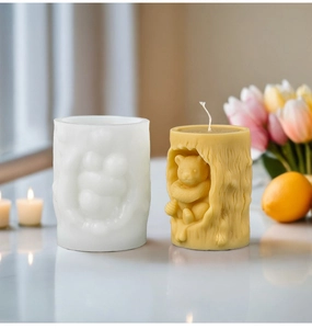 Detailansicht der Silikonform mit Bärenmotiv und Baumhöhlen-Kerze aus Bienenwachs