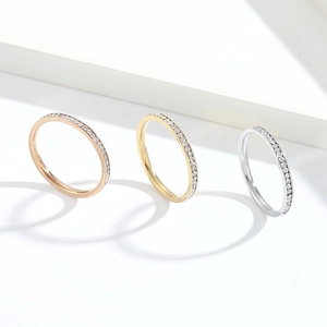 Bagues minimalistes de 2mm en acier titane avec oxydes de zirconium, or rose, or et argent.