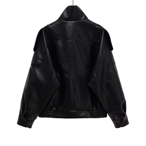 Vue arrière d'une veste en similicuir noir avec taille ajustée et épaulettes de style