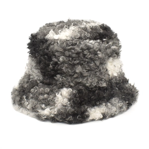 Gros plan sur la texture épaisse en laine d'agneau tie-dye d'un bob d'hiver chic