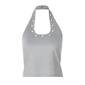 Dettaglio del top grigio a lupetto con occhielli metallici decorativi sulla scollatura