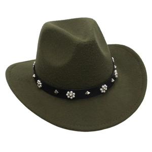 Détail d'un chapeau en laine vert olive avec perles et bande en cuir à rivets métalliques