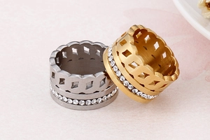 Dettaglio di anelli a corona in oro e argento con cristalli bianchi e design vuoto