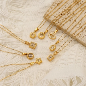 Élégant collier en titane doré avec pendentifs géométriques diamantés sur fond texturé