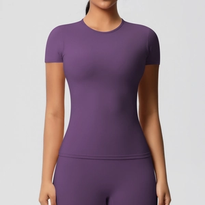 Détail du tissu brossé double face sur ce t-shirt de sport violet à coupe ajustée