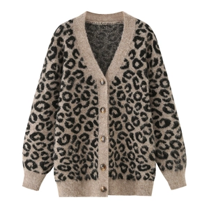 Cardigan en tricot léopard à col en V avec texture pelucheuse et boutons ambre