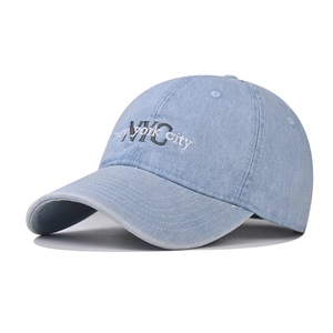 Detail der gewaschenen Denim-Baseballkappe mit New York City Stickerei und Köperstruktur