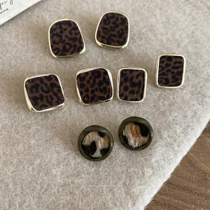 Lot de boucles d'oreilles léopard vintage avec cadres dorés et verts sur feutre