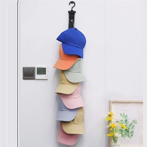 Organizador vertical negro para gorras de béisbol en pared o puerta con ocho gorras