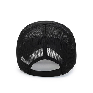 Vista posteriore di un cappellino da baseball in mesh nero traspirante con cinturino