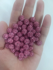 Detailansicht der rosa Shamballa Tonperlen mit Kristallen für DIY Schmuckherstellung
