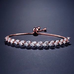 Detalle de una pulsera ajustable de oro rosa con circonitas de corte marquesa en hoja