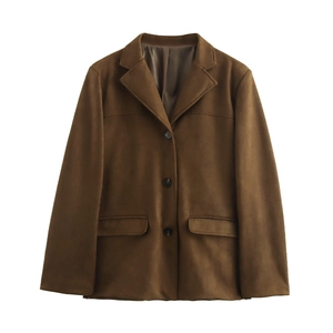Vue détaillée du blazer en suédine marron foncé avec fermeture simple à trois boutons