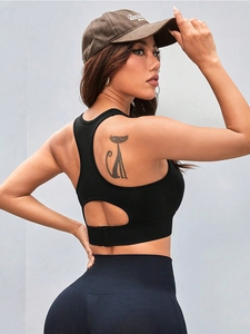 Détail du soutien-gorge de sport avec dos nageur, agrafes réglables et découpe au dos