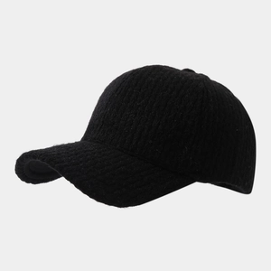 Détail de la casquette de baseball en tricot noir avec texture côtelée et tissu chaud
