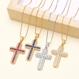 Colliers avec pendentifs croix en zircone colorée plaqués or et argent fin
