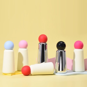 Détail des bouteilles en acier inoxydable crème mat et miroir argenté avec couvercles sphériques
