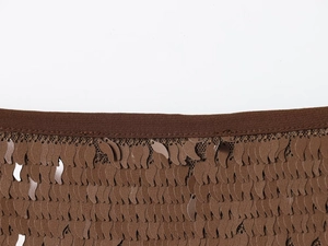 Vue détaillée des paillettes marron en forme de feuille sur un tissu en maille
