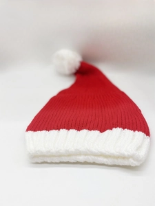 Gros plan sur le bonnet de Noël rouge en maille douce avec bordure et pompon blancs