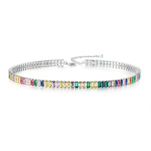 Détail du collier tennis arc-en-ciel en zircon rectangulaire avec fermoir argenté réglable