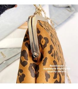 Détail du sac en velours léopard avec fermoir doré et ferrures métalliques renforcées