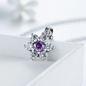 Collier en argent S925 avec pendentif fleur en zircon violet sur un écrin blanc