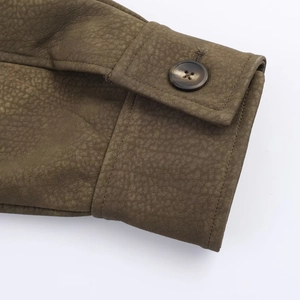 Veste marron pour femme effet daim synthétique avec vue détaillée du poignet boutonné et coutures