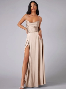 Détail de la robe de soirée en satin champagne avec col bénitier et fente élégante