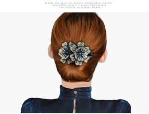 Détail d'une pince à cheveux en forme de fleur avec strass portée par un mannequin pro