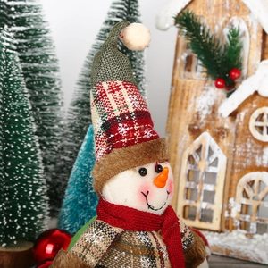 Charmante figurine de bonhomme de neige avec écharpe rouge et bonnet à carreaux pour Noël
