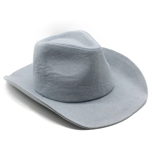 Chapeau de cowboy classique en denim bleu clair avec large bord et couronne structurée solaire