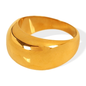 Bague large en acier titane plaqué or avec une surface lisse et polie minimaliste