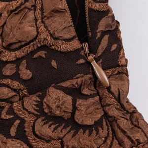 Détail d'une robe dos nu vintage marron foncé avec texture gaufrée et fermeture éclair