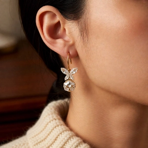 Détail de la boucle d'oreille papillon en zircone portée par un mannequin de mode