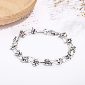 Bracciale a catena d'argento con design a nodo elegante e chiusura a moschettone