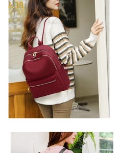 Detalle de la mochila Oxford burdeos con bolsillo acolchado y cremalleras doradas