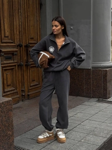 Ensemble de sport gris foncé pour femme avec sweat à demi-zip et jogging en coton