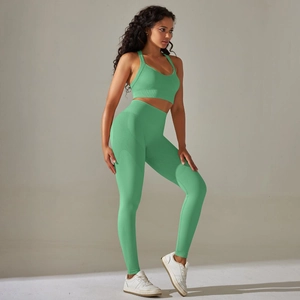 Details des grünen nahtlosen Yoga-Sets mit atmungsaktiver Textur und geripptem Saum
