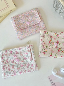 Porte-cartes chic en toile florale rose et beige avec détail de boucle en cœur rose
