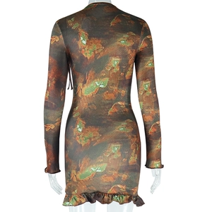 Détail d'une robe imprimée à manches longues et ourlet à volants avec vue de dos