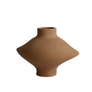 Vase géométrique en céramique brun rougeâtre avec texture brossée pour décoration de maison